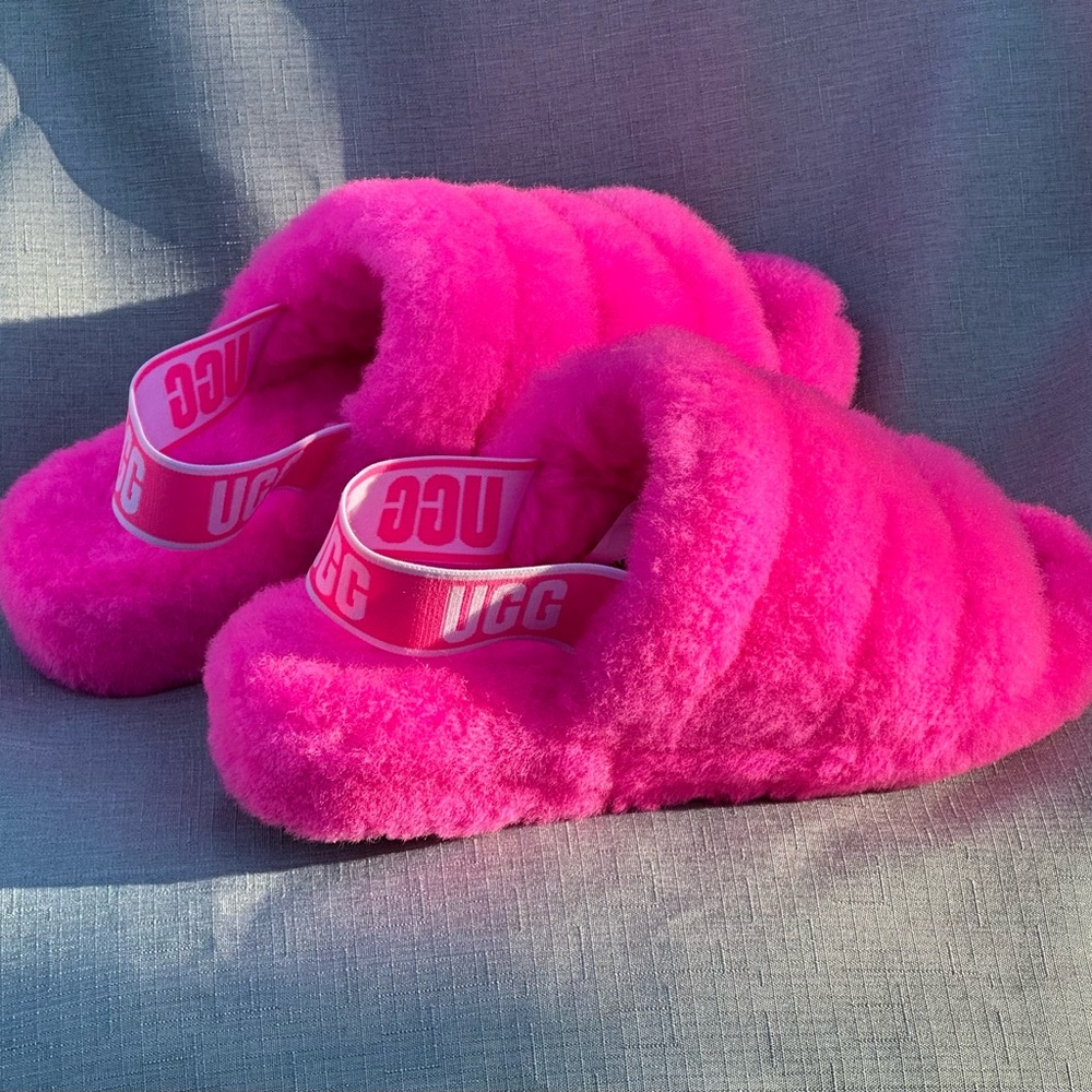 UGG Pink Fluffy Slippers Size 8 Open Toe Elastic Banded Heel - New